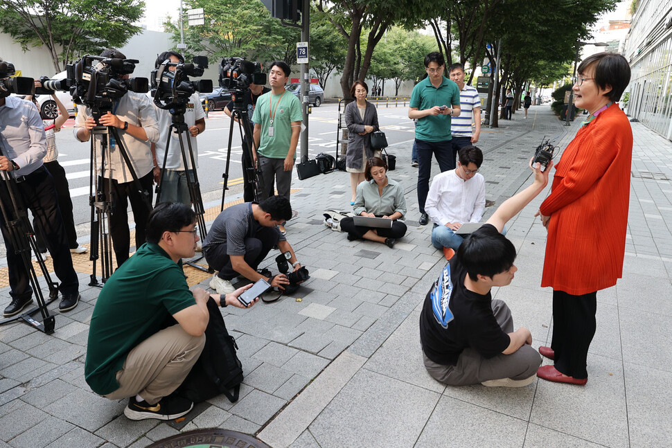 권태선 방송문화진흥회(방문진) 이사장이 11일 오후 서울 상암동 방문진 앞에서 소회를 밝히고 있다. 백소아 기자