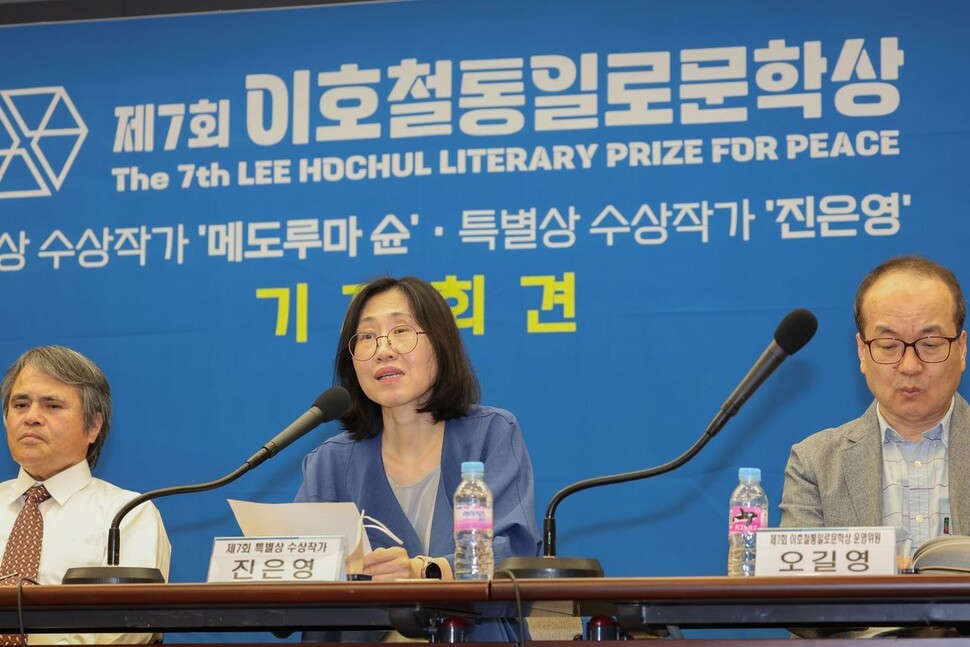 제7회 이호철통일로문학상 특별상을 받은 시인 진은영(53). 진은영은 수상 소감으로 “문학이 고통의 언어를 번역하는 역할을 하는 게 필요하다”고 말했다. 사진 서울 은평구