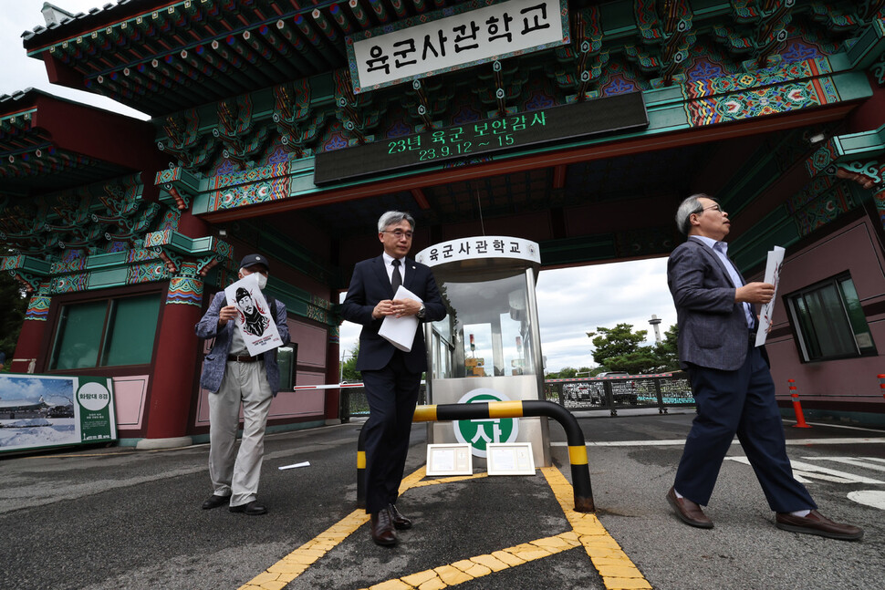 육군사관학교로부터 명예 졸업장을 받은 독립운동가 규운 윤기섭 선생의 외손자 정철승 변호사와 석주 이상룡 선생의 증손자인 이항증씨, 지청천 장군의 외손자 이준식 전 독립기념관장이 15일 서울 노원구 육군사관학교 입구에서 홍범도 선생 흉상 철거에 항의하며 명예졸업증서를 반납하고 돌아가고 있다. 윤운식 선임기자 yws@hani.co.kr