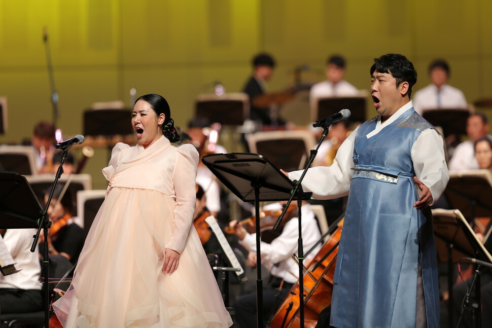 국내 최정상급 성악가인 소프라노 서선영(왼쪽)과 바리톤 김기훈이 전주세계소리축제 개막공연에서 2중창을 부르고 있다. 전주세계소리축제 제공.