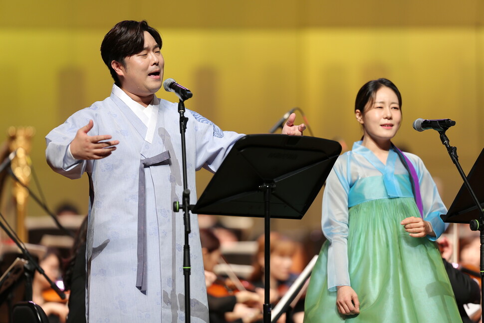 소리꾼 고영렬(왼쪽)과 김율희가 전주세계소리축제 개막공연에서 함께 노래하는 모습. 전주세계소리축제 제공.