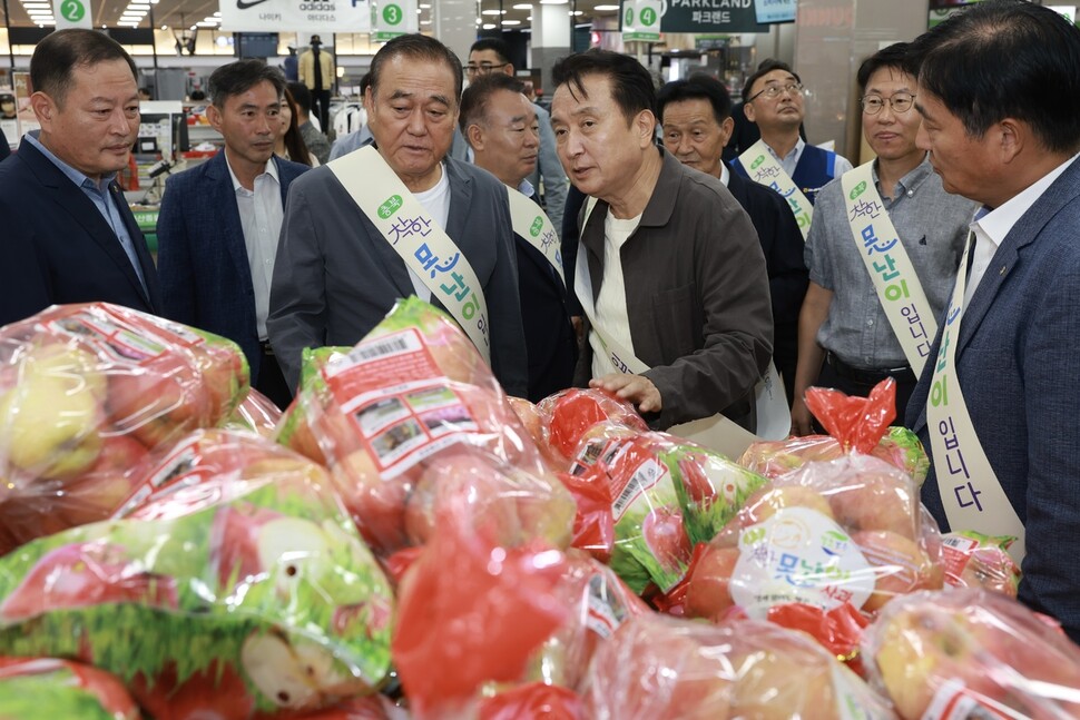 김영환 충북지사 등이 지난 8일 청주농협물류센터에서 못난이 농산물 판매 행사를 했다. 충북도 제공