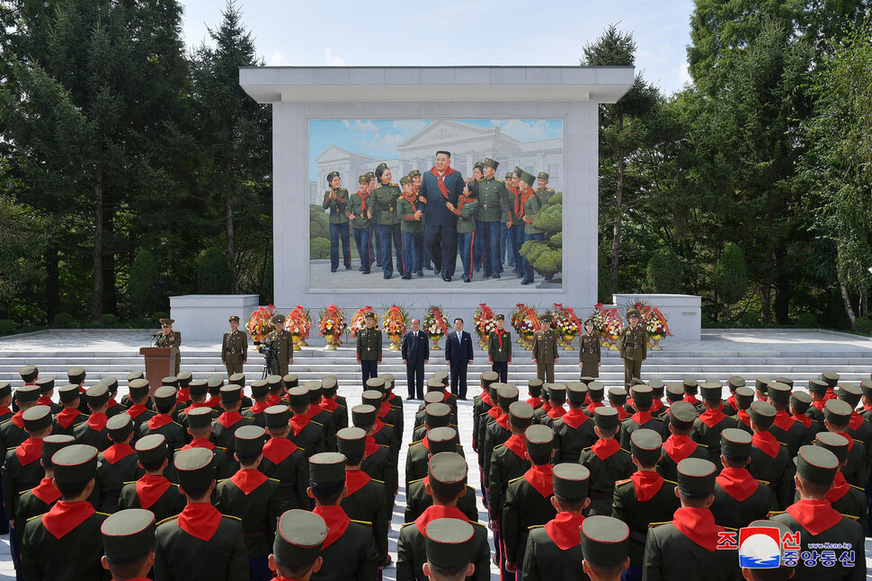 노동신문은 “만경대혁명학원에 경애하는 아버지 김정은 원수님의 영상을 형상화한 모자이크 벽화를 정중히 모시는 준공식이 17일 진행됐다”고 19일 보도했다. 조선중앙통신 연합뉴스