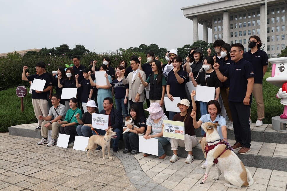 동물보호단체 동물자유연대 회원들이 국회에서 ‘개 식용 종식 특별법’의 조속한 통과를 촉구하고 있다. 강창광 선임기자