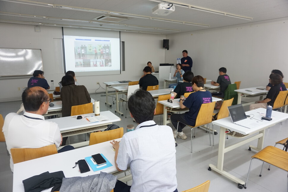 충남 공주 한국문화연수원에서 열린 ‘2023 솔라시포럼’ 이튿날인 22일 문화연대의 ‘운동으로 노동운동해요’ 세션이 열렸다. 서강대 청소노동자들과 함께 요가와 배구 등 스포츠를 통해 노동할 힘을 키웠던 ‘호호 체육관’ 프로젝트 경험을 공유하고 사회적 의미를 되짚는 자리였다. 문화연대는 사회적 필요에 의한 노동만이 아니라, 자율노동으로서 스포츠를 통해 자기 돌봄과 의미있는 관계와 연대를 만드는 활동이 필요하다고 주장했다. ‘운동(sports)’으로 ‘운동(movements)’하는 ‘노동운동’의 새로운 의제를 제안해 눈길을 끌었다.