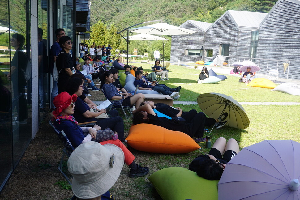 21~23일까지 사흘간 충남 공주 한국문화연수원에서 열린 ‘2023 솔라시포럼’의 이튿날인 22일 점심시간에 중정에 모인 참가자들. 그늘에 둘러앉아 당일 오후 행사 주관기관들의 세션 안내 및 홍보 발언을 청취하고 있다.