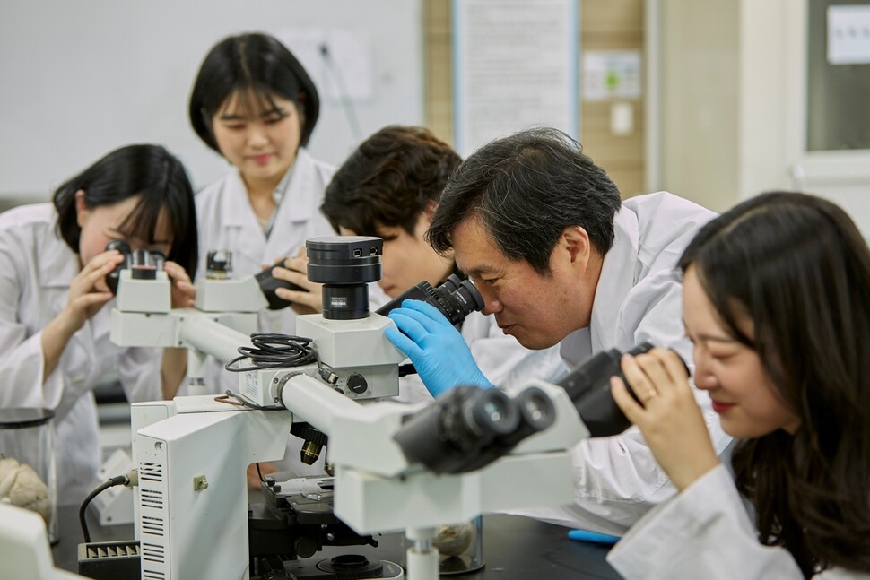 연암대 동물보호계열 학생들이 실험 관찰을 하고 있는 모습. 연암대 제공.