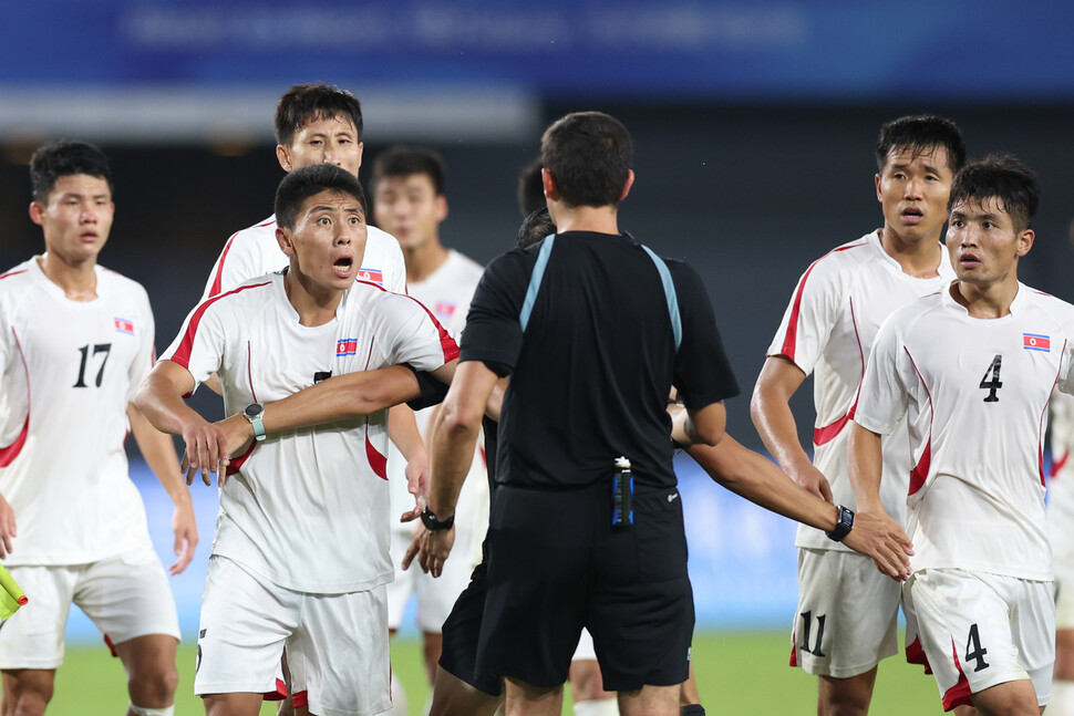 10월1일 열린 남자 축구 8강전에서 북한 축구선수가 일본과 경기에서 주심의 판정에 항의하고 있다. 항저우/연합뉴스