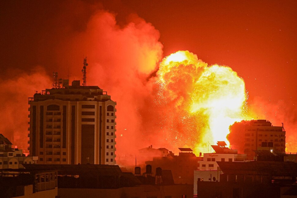 9일(현지시각) 이스라엘의 공습으로 가자지구에서 큰 폭발이 일어나고 있다. AFP 연합뉴스