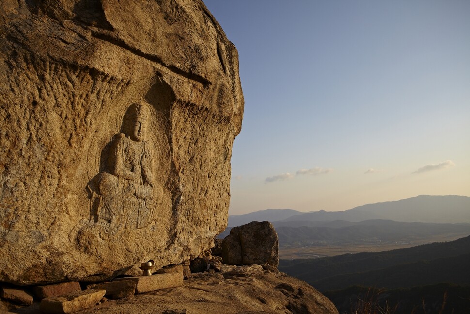 경주 남산 신선암 마애보살반가상(보물). 남산은 과거 신분 차별 없이 누구나 기도할 수 있는 곳이었다. 불광출판사 제공