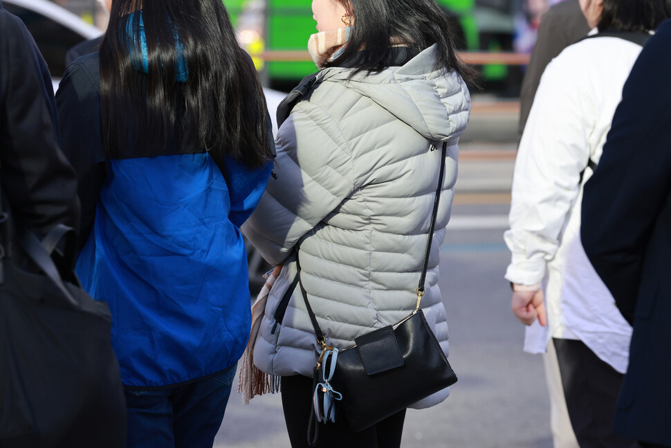 중부내륙을 중심으로 아침 기온이 5도 정도 떨어진 16일 오전 서울 광화문네거리에서 시민들이 두터운 옷을 입고 보행신호를 기다리고 있다. 김혜윤 기자