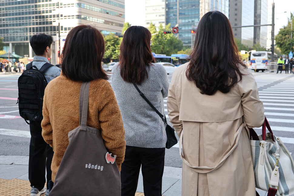 중부내륙을 중심으로 아침 기온이 5도 정도 떨어진 16일 오전 서울 광화문네거리에서 시민들이 두터운 옷을 입고 보행신호를 기다리고 있다. 김혜윤 기자