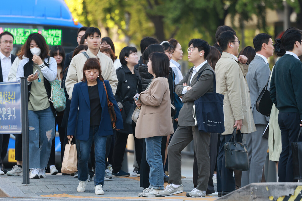 중부내륙을 중심으로 아침 기온이 5도 정도 떨어진 16일 오전 서울 광화문네거리에서 시민들이 두터운 옷을 입고 보행신호를 기다리고 있다. 김혜윤 기자