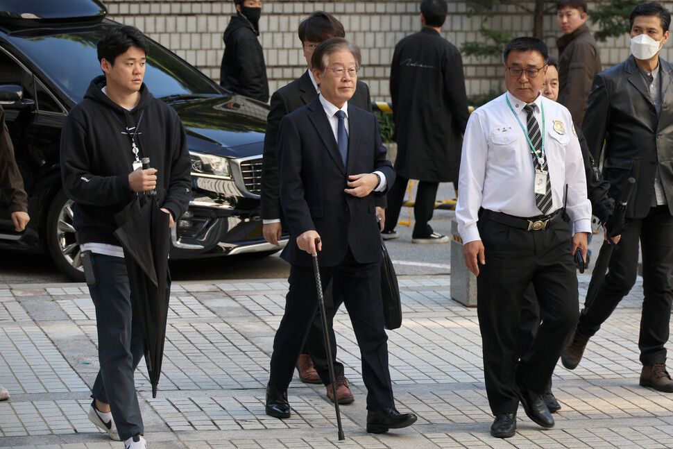 이재명 더불어민주당 대표가 17일 오전 서울 서초동 서울중앙지방법원에서 열린 ‘대장동·위례신도시 특혜’와 ‘성남에프시(FC) 불법 후원금’ 의혹 관련 재판에 참석하기 위해 법정으로 향하고 있다. 김혜윤 기자