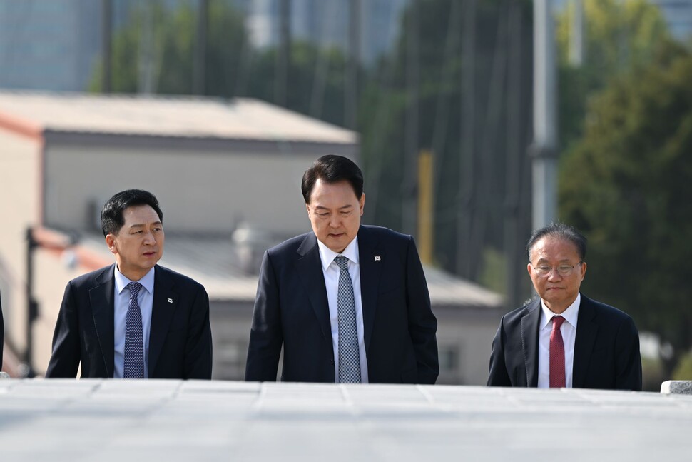 윤석열 대통령이 18일 서울 용산 대통령실 청사에서 국민의힘 김기현 대표, 윤재옥 원내대표, 유의동 정책위의장, 이만희 사무총장 등 당 지도부와 오찬 회동을 마친 뒤 용산어린이정원을 산책하고 있다. 대통령실 제공.