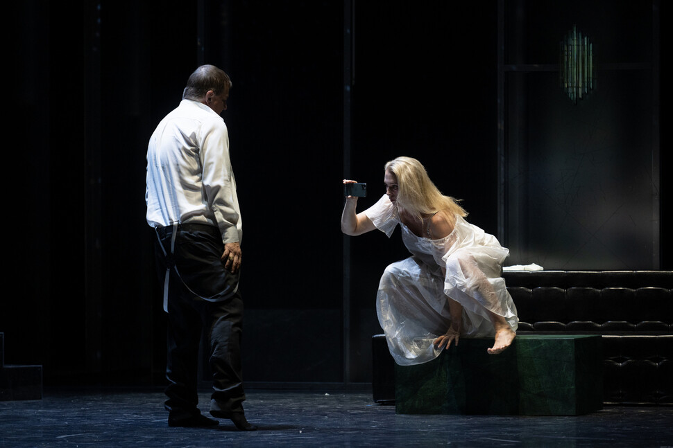 대구오페라하우스가 최근 선보인 리하르트 슈트라우스의 오페라 ‘살로메’는 여성이 춤 추고 남성이 관찰하는 기존 도식을 탈피한다. 대구오페라하우스 제공