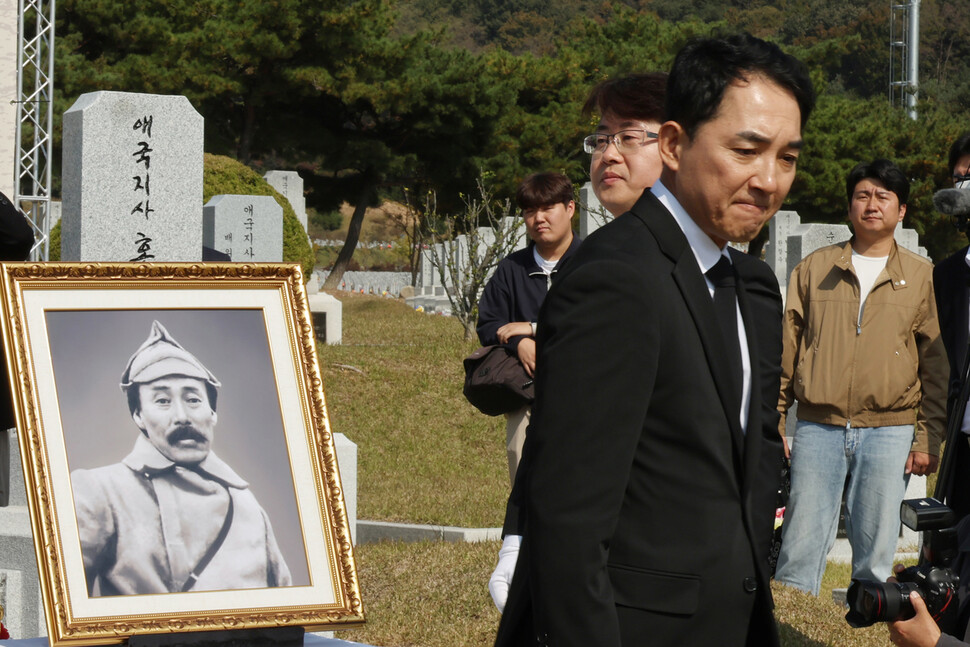 홍범도 장군 순국 80주기 추모 및 청산리전투 전승 103주년 기념식이 25일 오전 대전현충원 독립유공자 제3묘역에서 열려 박민식 보훈부 장관이 헌화 및 묵념한 다음 돌아서고 있다. 김혜윤 기자