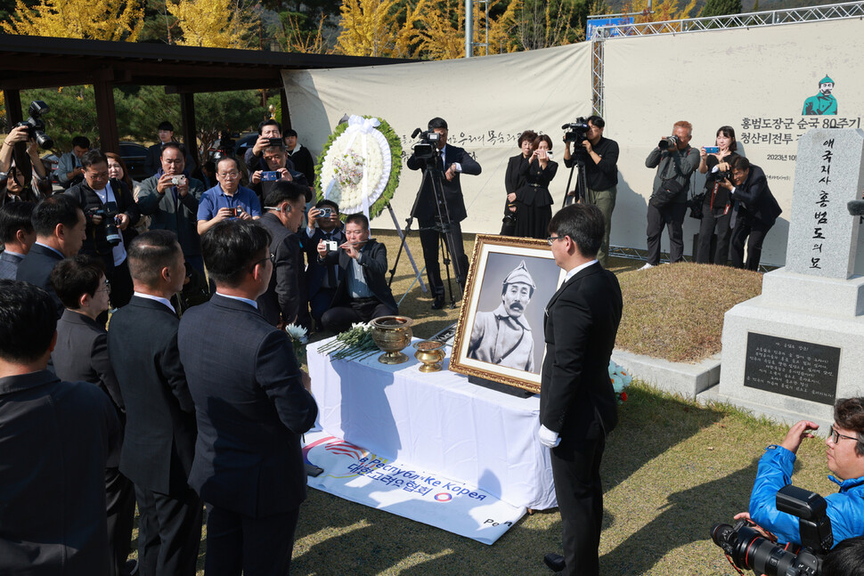 홍범도 장군 순국 80주기 추모 및 청산리전투 전승 103주년 기념식이 25일 오전 대전현충원 독립유공자 제3묘역에서 열려 참석객들이 헌화 및 묵념을 하고 있다. 김혜윤 기자