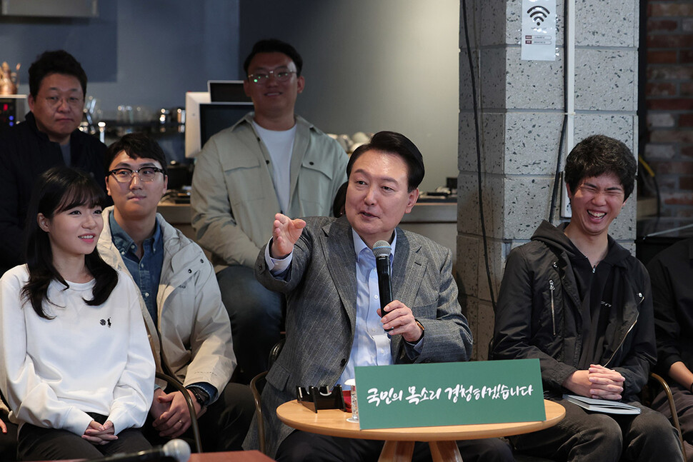 윤석열 대통령이 1일 서울 마포구 한 카페에서 열린 제21차 비상경제민생회의에서 발언을 하고 있다. 윤운식 선임기자yws@hani.co.kr