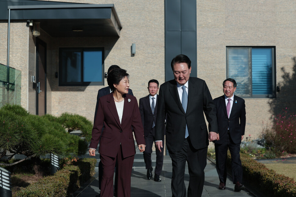 윤석열 대통령이 7일 대구 달성군 박근혜 전 대통령 사저에서 박 전 대통령을 만나 산책을 하며 대화하고 있다. 대통령실 제공