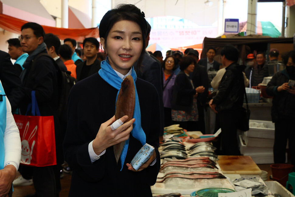 김건희 여사가 7일 오후 전남 순천시 풍덕동 아랫장을 방문해 반건조생선을 구매하고 있다. 대통령실사진기자단