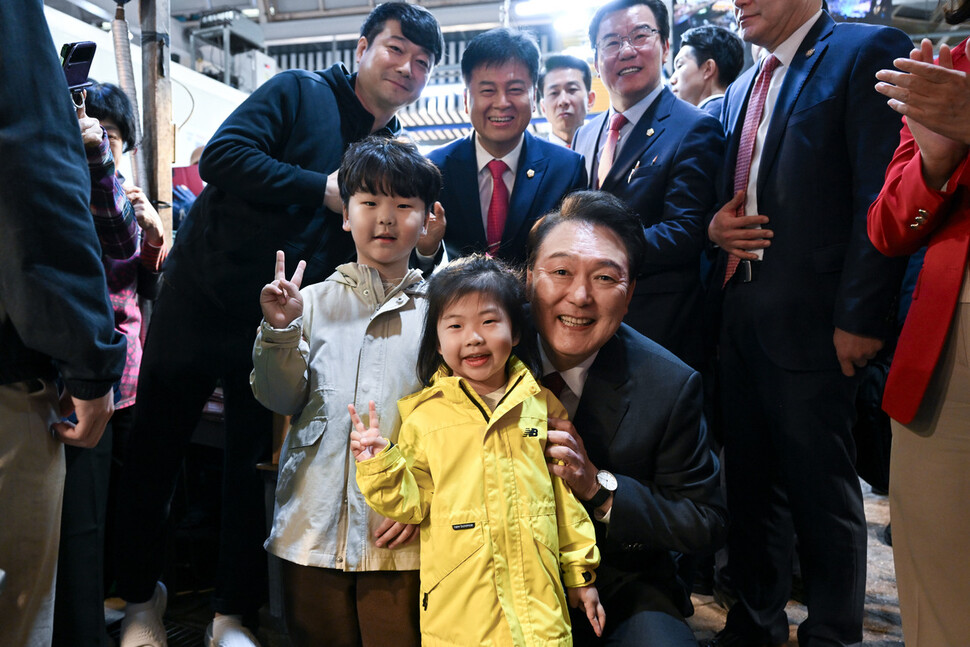 윤석열 대통령이 7일 대구 북구 칠성시장에서 만난 아이들과 사진을 찍고 있다. 대통령실사진기자단