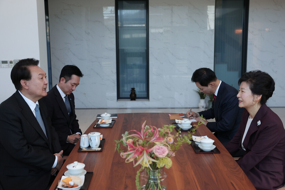 윤석열 대통령이 7일 대구 달성군 박근혜 전 대통령 사저에서 박 전 대통령과 대화를 나누고 있다. 대통령실제공