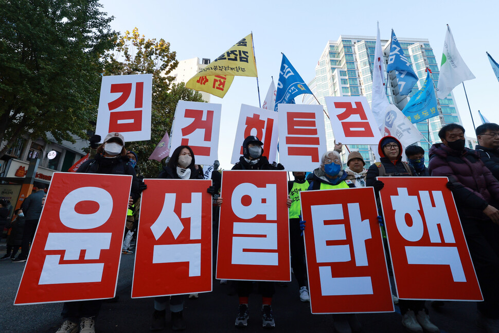 민주노총·윤석열정권퇴진운동본부 주최로 11일 오후 서울 서대문역 네거리 일대에서 열린 ‘윤석열 정권 퇴진 총궐기’가 끝나고 참석자들이 용산 대통령실 방향으로 행진하고 있다. 김혜윤 기자