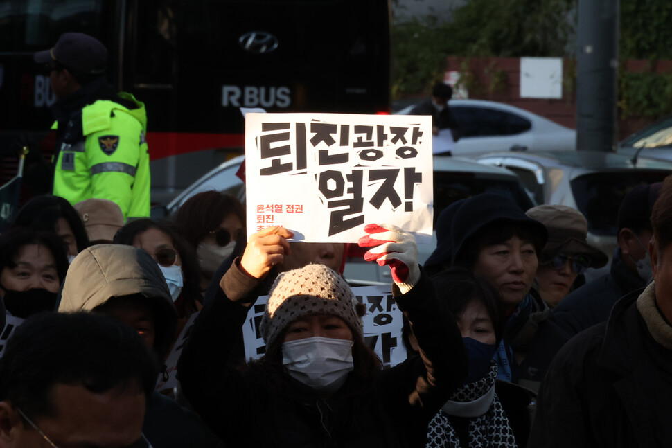 민주노총·윤석열정권퇴진운동본부 주최로 11일 오후 서울 서대문역 네거리 일대에서 열린 ‘윤석열 정권 퇴진 총궐기’가 끝나고 참석자들이 용산 대통령실 방향으로 행진하고 있다. 김혜윤 기자