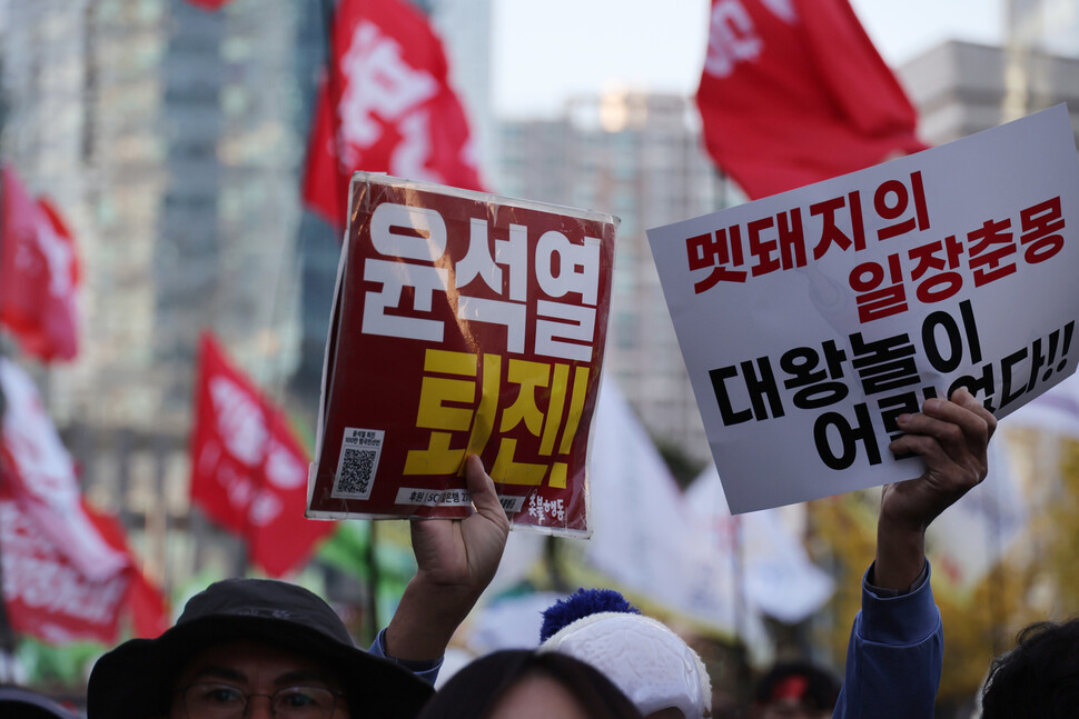 민주노총·윤석열정권퇴진운동본부 주최로 11일 오후 서울 서대문역 네거리 일대에서 열린 ‘윤석열 정권 퇴진 총궐기’가 끝나고 참석자들이 용산 대통령실 방향으로 행진하고 있다. 김혜윤 기자