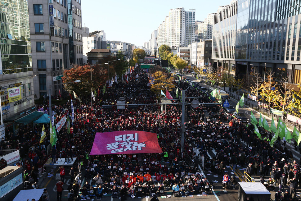 민주노총 조합원들이 11일 서울 서대문역 부근에서 열린 인근에서 열린 전태일 열사 정신 계승 2023 전국노동자대회에서 상징의식을 하고 있다. 공동취재사진