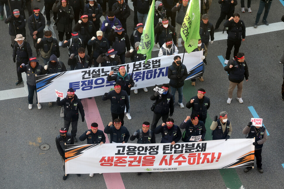 민주노총·윤석열정권퇴진운동본부 주최로 11일 오후 서울 서대문역 네거리 일대에서 열린 ‘윤석열 정권 퇴진 총궐기’가 끝나고 참석자들이 용산 대통령실 방향으로 행진하고 있다. 김혜윤 기자