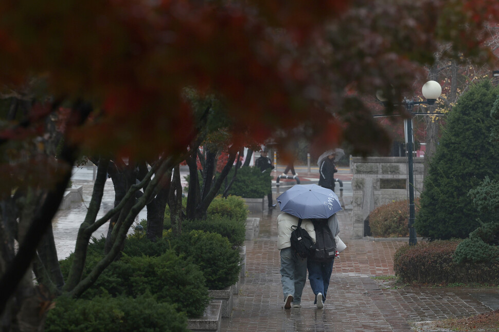 전국에 비가 내린 16일 낮 서울 성북구 고려대학교 서울캠퍼스에서 우산을 함께 쓴 학생들이 지나가고 있다. 김혜윤 기자