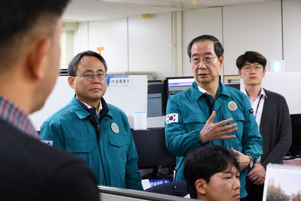 한덕수 국무총리가 국가정보시스템 서비스 장애 발생 다음날인 18일 전산망 복구 작업이 진행되고 있는 대전 국가정보자원관리원을 방문해 현장 점검을 하고 있다. 연합뉴스