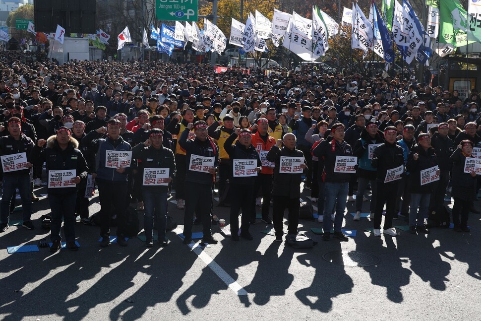 전국민주노동조합총연맹 조합원들이 20일 오후 서울 종로구 광화문 네거리에서 ‘노조법·방송법 즉각 공포! 거부권 저지! 민주노총 총파업·총력투쟁대회’를 열고 있다. 강창광 선임기자