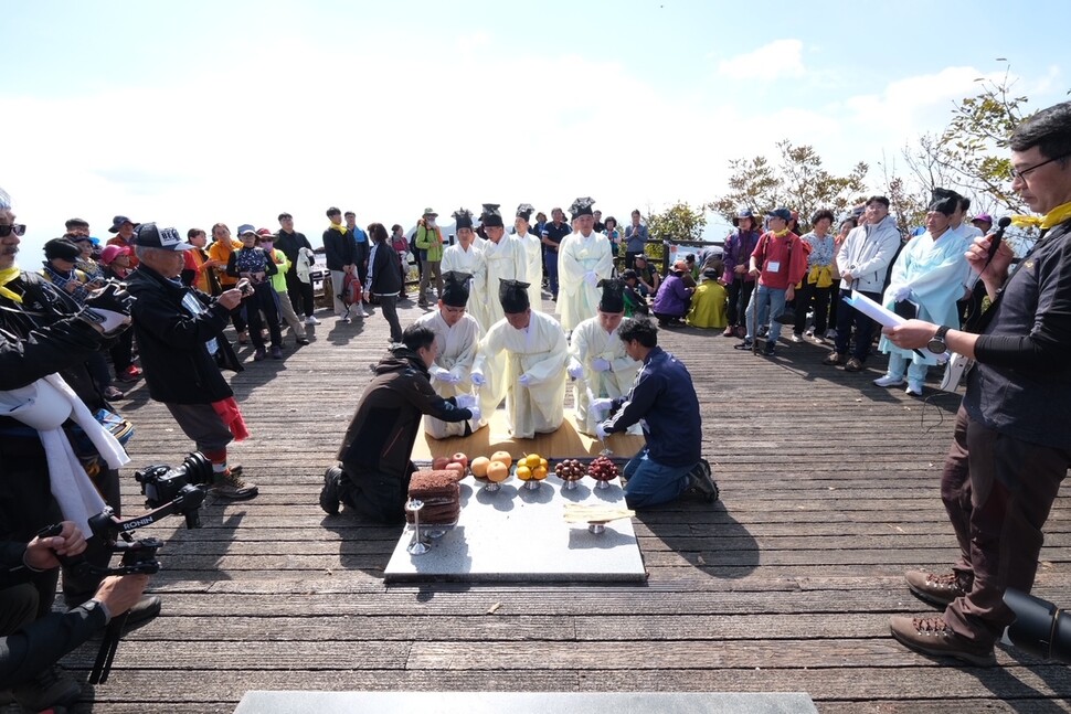 경북 김천, 전북 무주, 충북 영동 등이 지난달 10일 삼도봉 만남의 날 행사에서 세 자치단체의 안녕을 기원하는 제를 올리고 있다. 영동군 제공