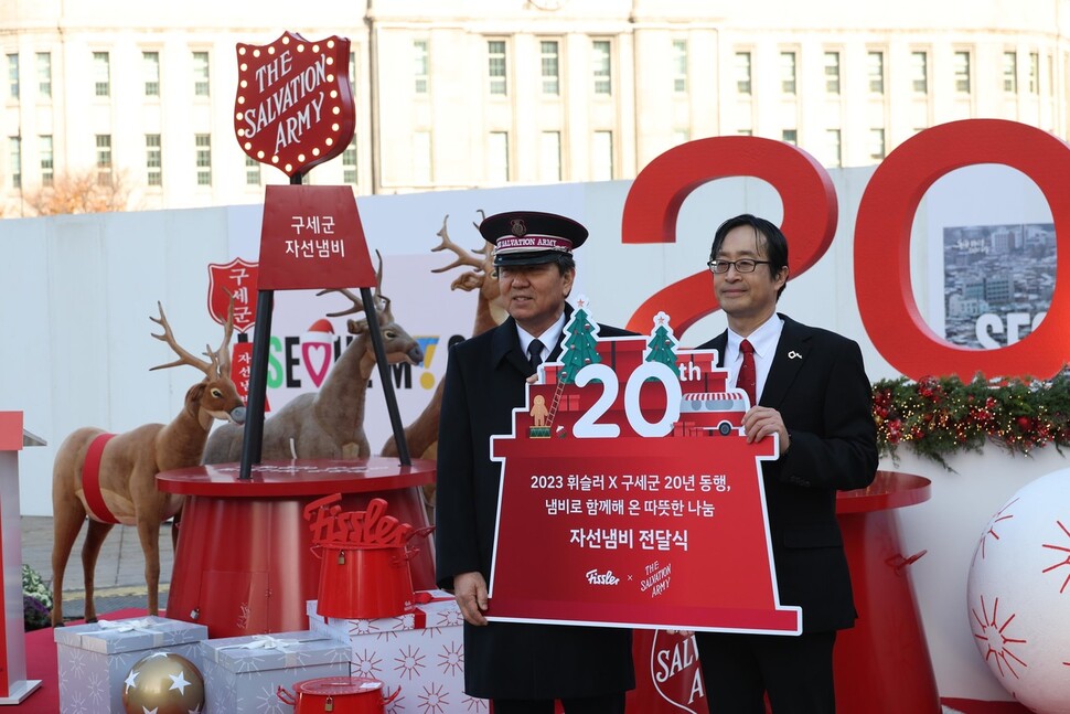 장만희 구세군 사령관(왼쪽)과 이경우 휘슬러코리아 대표가 자선냄비 전달식을 하고 있다. 휘슬러코리아는 12월 판매한 냄비 매출의 1%를 기부할 예정이라고 밝혔다. 강창광 선임기자