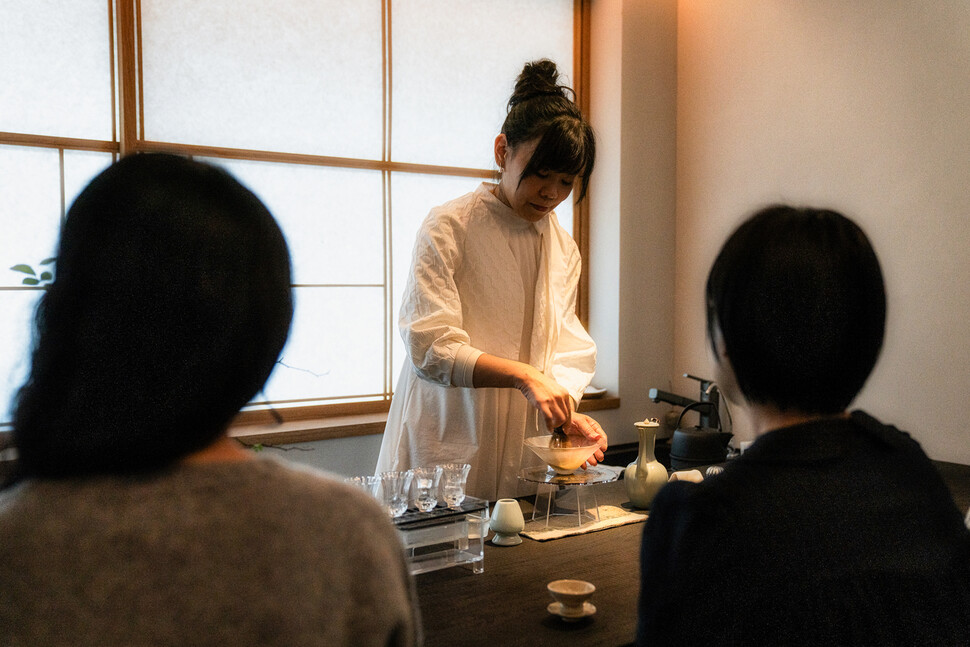 산수화에서 열린 차회에서 대만인 이소매 다예사가 ‘송대칠탕다법’으로 차를 우리고 있다. 홀리윤 제공