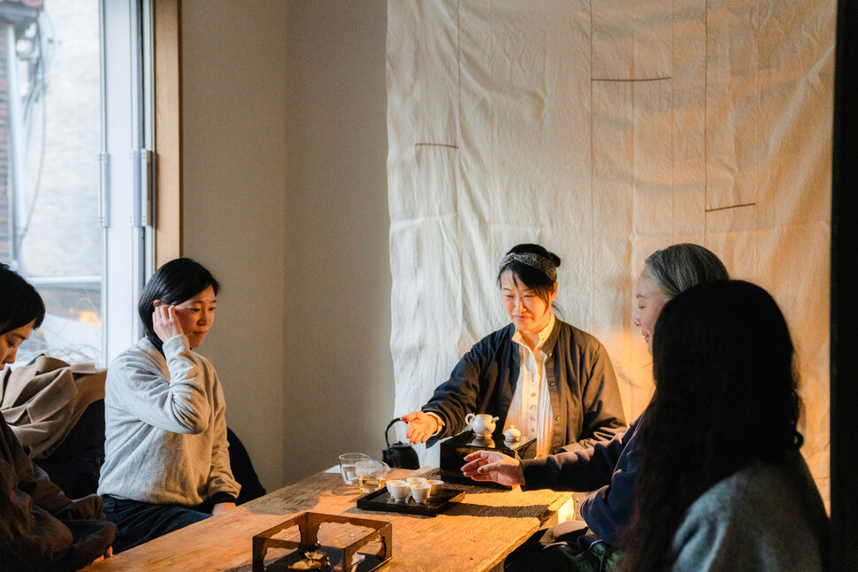 지난달 25일 서울 용산구 티하우스 ‘산수화’에서 열린 차회에서 차 도구를 만드는 작가이기도 한 대만인 정완완(가운데) 다예사가 차를 우리고 있다. 홀리윤 제공