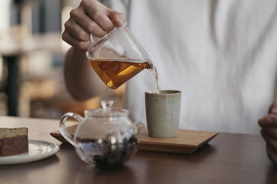 맥파이앤타이거 성수 티룸. 차를 주문하면 차를 우릴 차 도구를 함께 내어준다. 맥파이앤타이거 제공