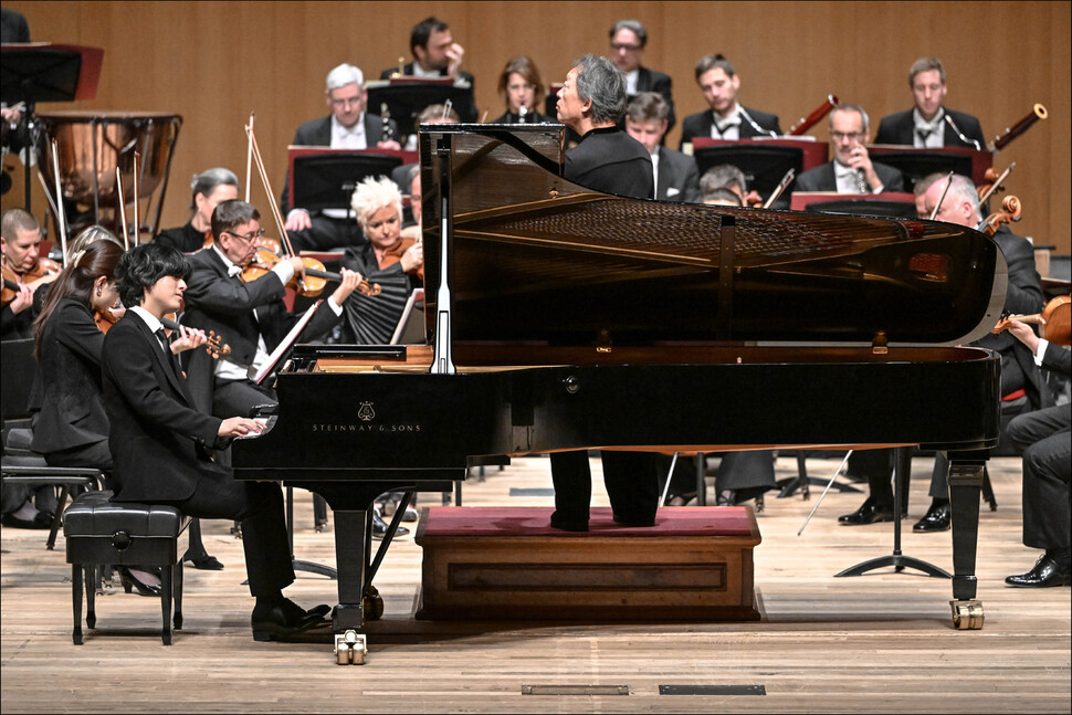 정명훈(70)이 지휘하는 뮌헨 필하모닉 오케스트라와 피아니스트 임윤찬(19)이 협연한 11월 29일 세종문화회관 공연은 3천여명의 청중이 대극장을 가득 메웠다. 세종문화회관 제공