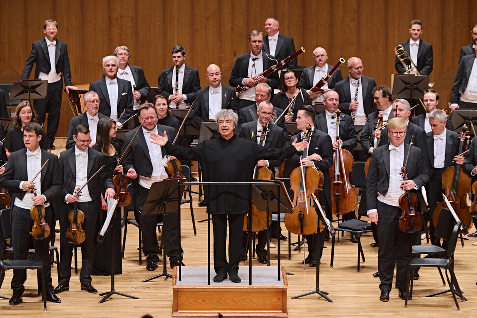 명 지휘자 세묜 비치코프(71)가 이끈 체코 필하모닉 오케스트라 내한 공연에 여러 평론가들이 최상의 평가를 내렸다. 인아츠프로덕션 제공