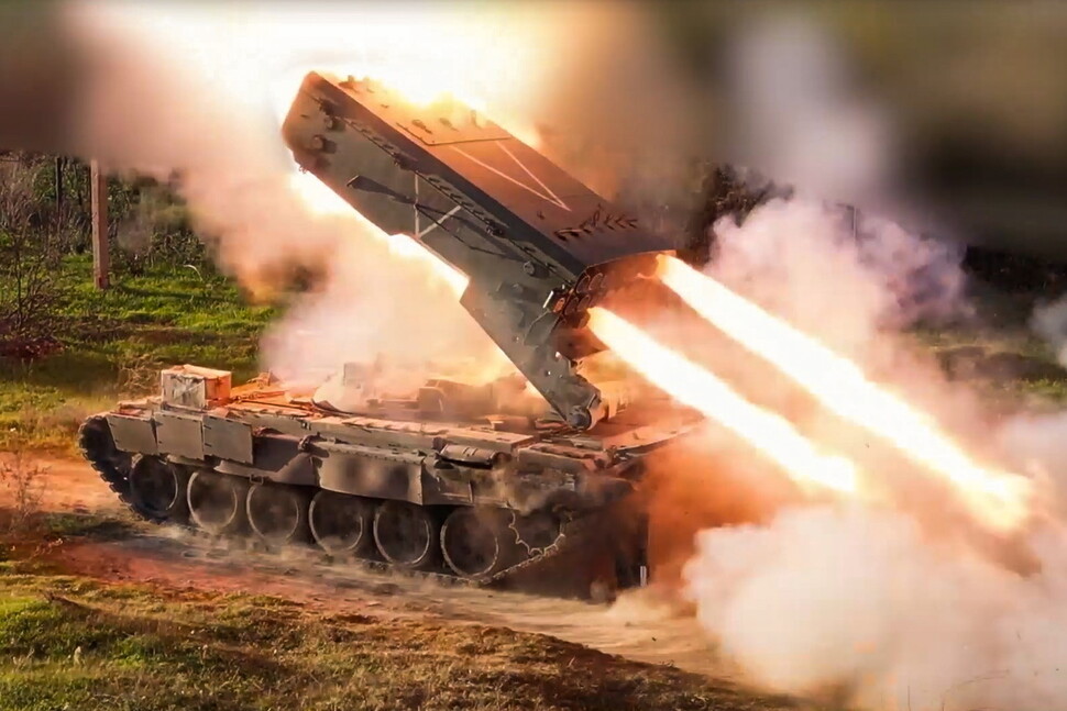 지난해 10월 우크라이나 공격에 투입된 러시아 토스-1A 다연장 로켓포의 발사 장면. 러시아 국방부 제공/타스 연합뉴스