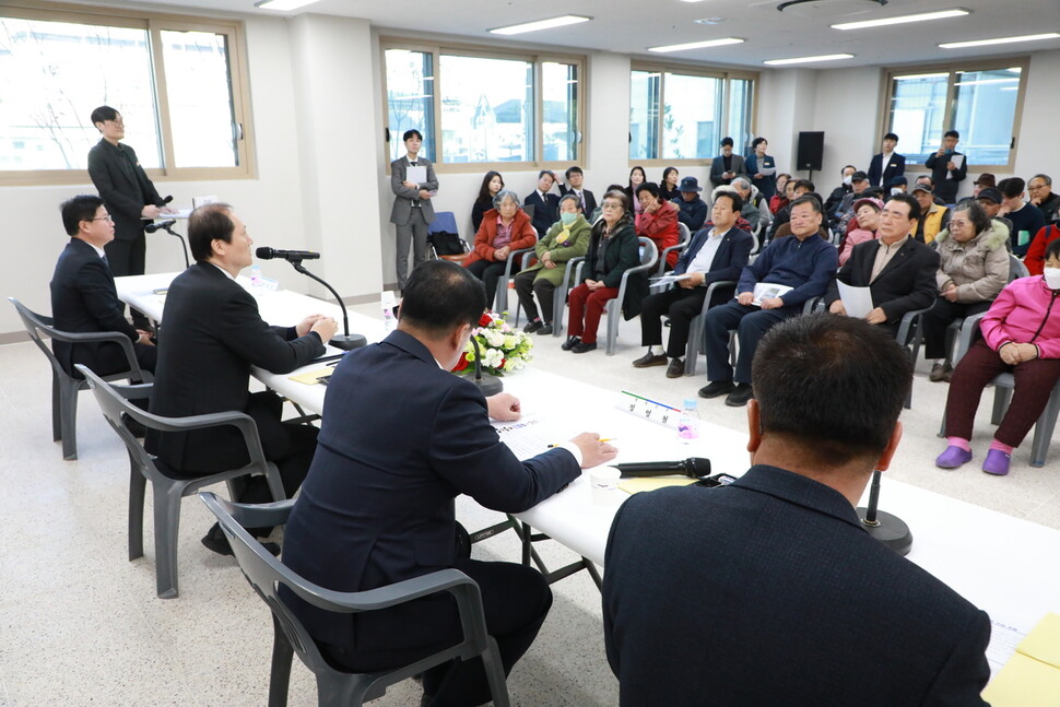 이완규 법제처장, 정영철 영동군수 등이 지난달 22일 영동을 찾아 주민과 목욕탕 대안 마련 간담회를 했다. 영동군 제공