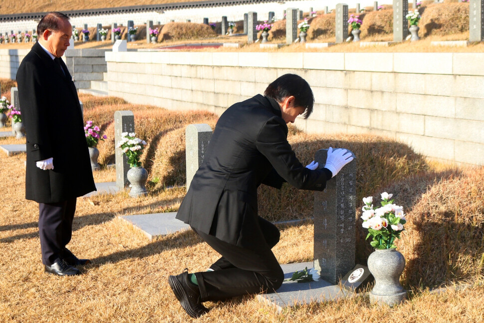 5일 오전 광주 북구 국립 5·18 민주묘지에서 조국 전 법무부 장관이 참배하고 있다. 2023.12.5 국립 5·18 민주묘지 제공