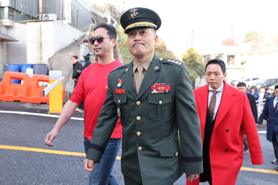 박정훈 전 해병대 수사단장이 해병대 예비역 등과 함께 군사법원으로 향하고 있다. 김혜윤 기자