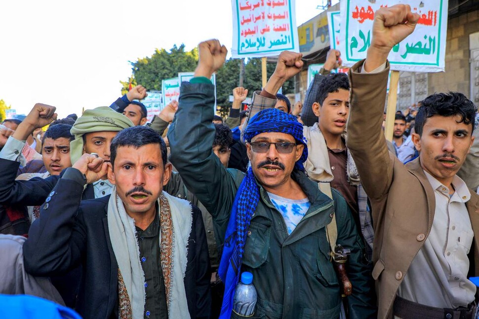 8일(현지시각) 후티 반군이 장악하고 있는 수도 사나에서 예멘인들이 가자지구 팔레스타인 사람들과 연대하는 집회를 열고 있다. 사나/AFP 연합뉴스