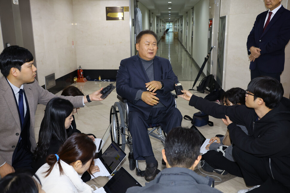 이상민 의원이 11일 오후 서울 종로구 이낙연 전 민주당 대표의 개인 사무실에서 만난 뒤 기자들의 질문에 답하고 있다. 윤운식 선임기자 yws@hani.co.kr