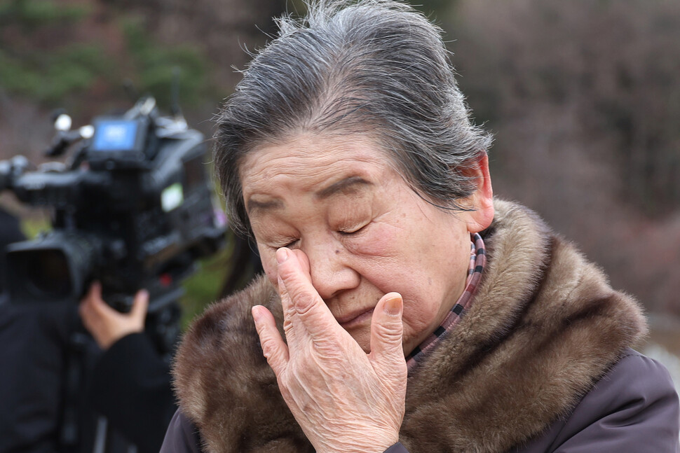 12·12 군사반란 당시 전두환 신군부 반란군과 전투하다 전사한 정선엽 병장의 누나인 정정자 씨가 12일 오전 서울 동작구 국립서울현충원에서 고 정선엽 병장 묘역 참배를 마친 뒤 눈물을 닦고 있다. 신소영 기자