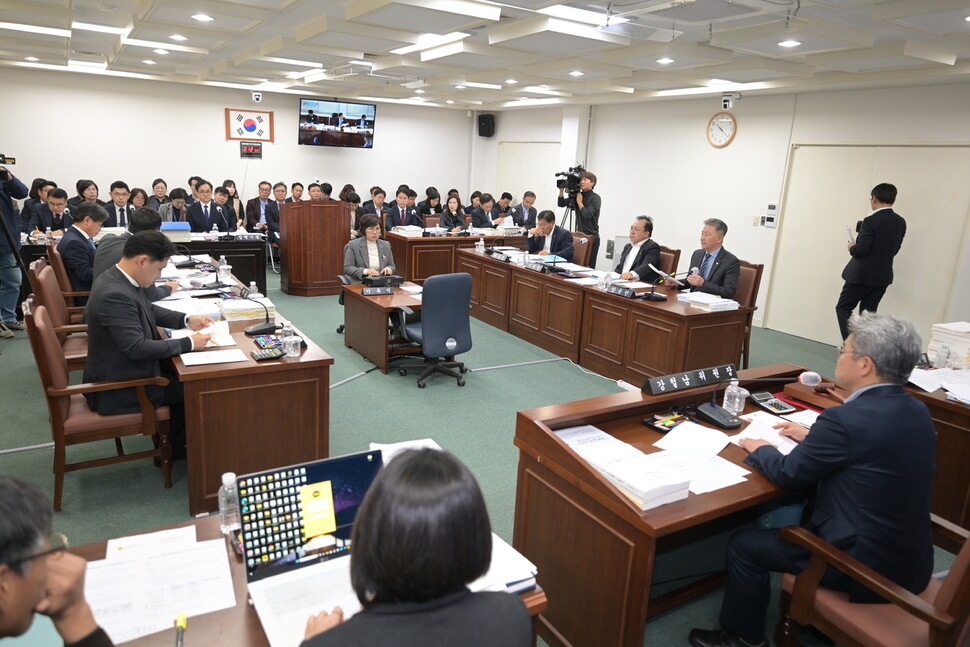 제주도의회 행정자치위원회가 지난 12일 오후 회의를 열고 제주4·3평화재단 조례 전부 개정조례안을 수정 가결했다. 제주도의회 제공